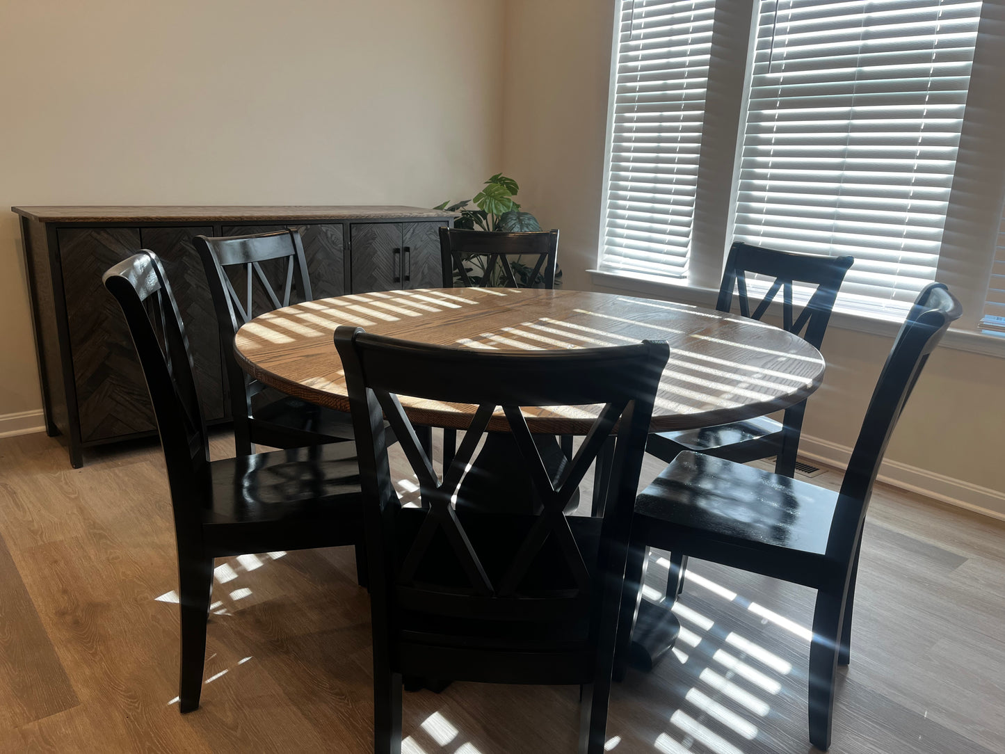 The Round Amanda Table