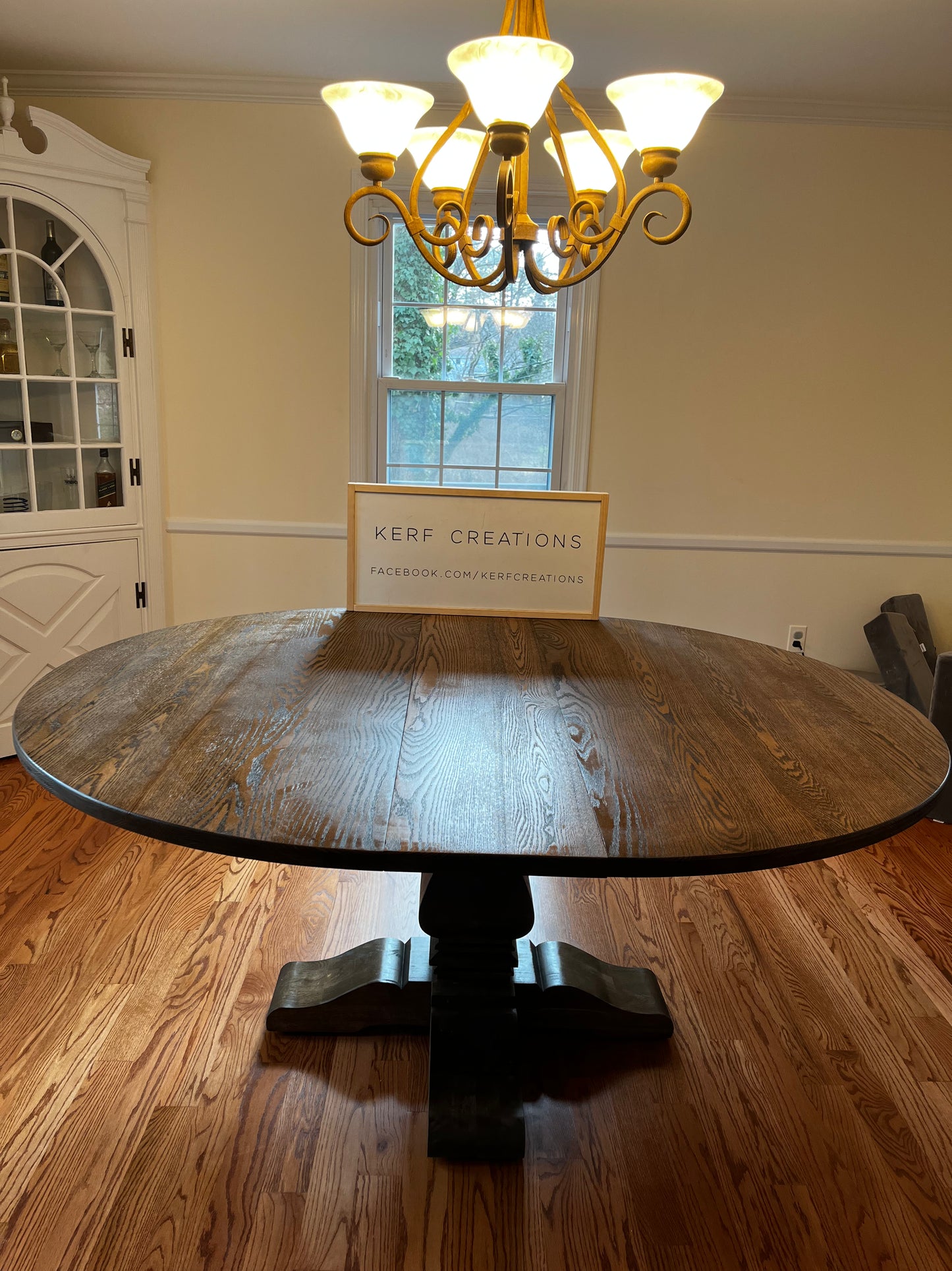 The Round Amanda Table