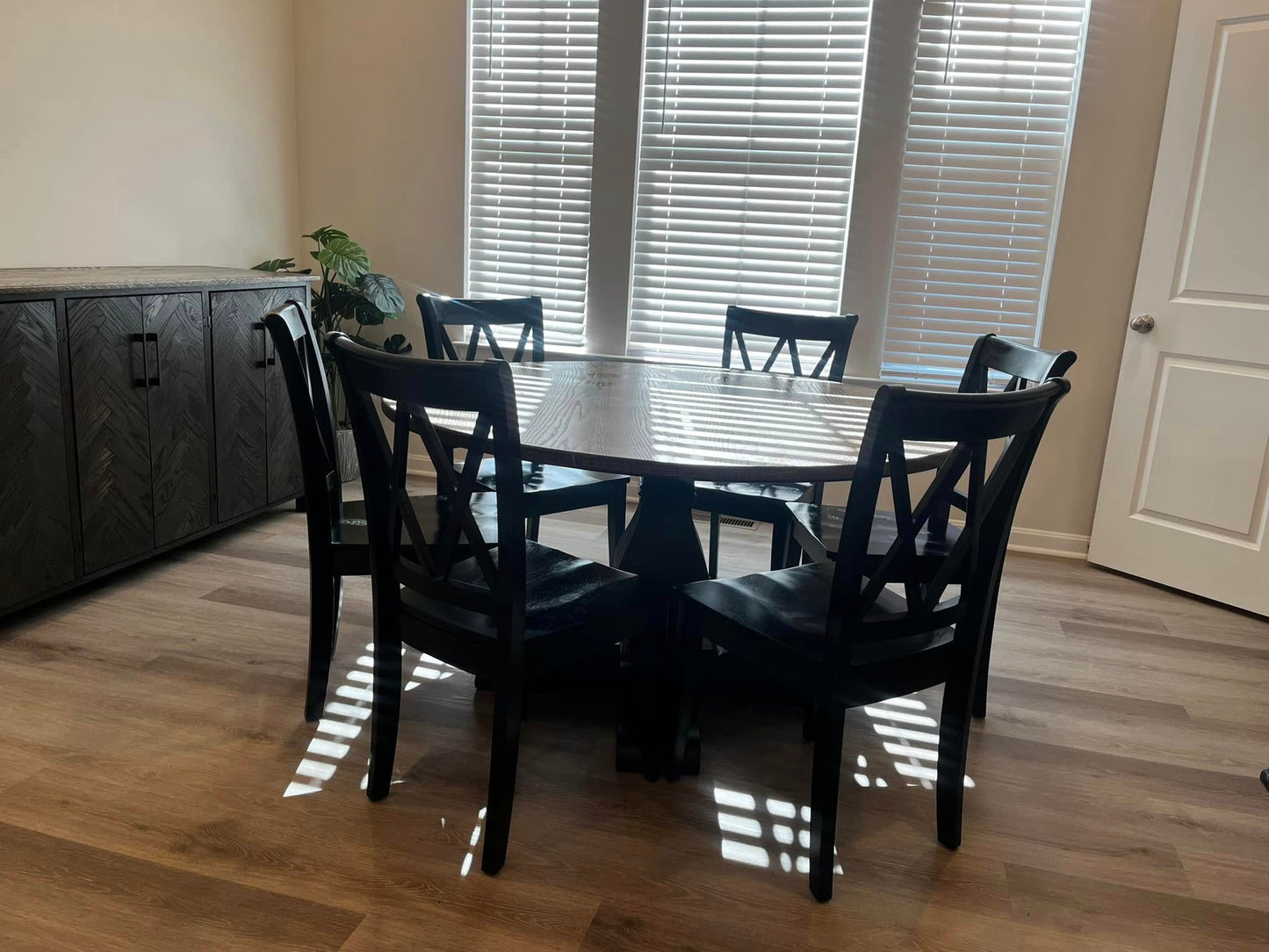 The Round Amanda Table